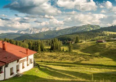 Bilck von der Traunsteiner Hütte auf der Winklmoosalm Richtung Südwesten auf die Loferer Steinberge